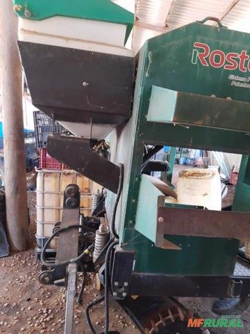 Imagem Plantadeira de eucalipto e árvores no tubete Imagem Plantadeira de eucalipto e árvores no tubete