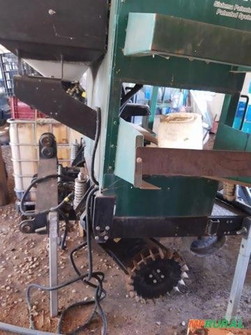 Imagem Plantadeira de eucalipto e árvores no tubete Imagem Plantadeira de eucalipto e árvores no tubete