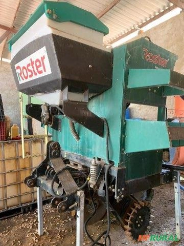 Imagem Plantadeira de eucalipto e árvores no tubete Imagem Plantadeira de eucalipto e árvores no tubete