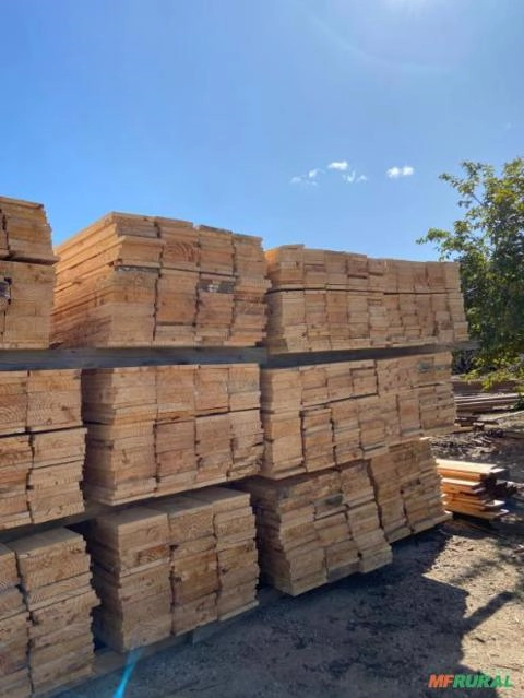 Imagem Madeiras de pinus serrada, barrotes e tabuas. Imagem Madeiras de pinus serrada, barrotes e tabuas.