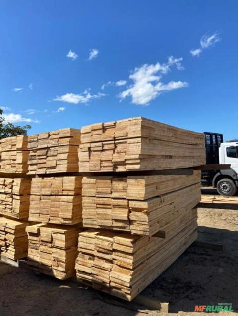 Imagem Madeiras de pinus serrada, barrotes e tabuas. Imagem Madeiras de pinus serrada, barrotes e tabuas.