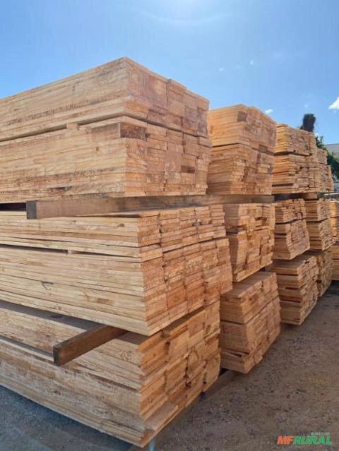 Imagem Madeiras de pinus serrada, barrotes e tabuas. Imagem Madeiras de pinus serrada, barrotes e tabuas.