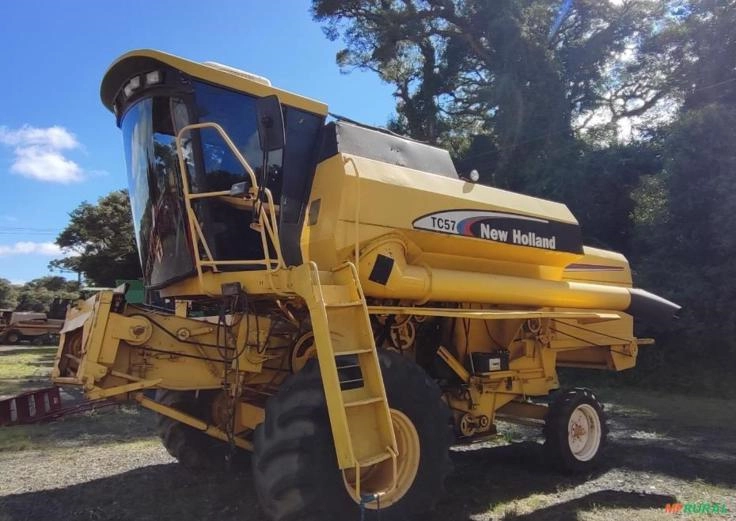 Colheitadeira New Holland - TC57, 3369 horas. Fabricação 2000 Imagem Colheitadeira New Holland - TC57, 3369 horas. Fabricação 2000
