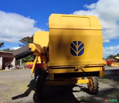 Imagem Colheitadeira New Holland - TC57, 3369 horas. Fabricação 2000 Imagem Colheitadeira New Holland - TC57, 3369 horas. Fabricação 2000