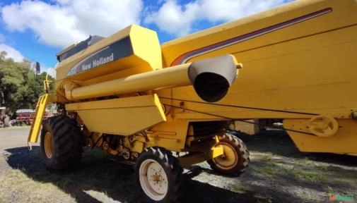 Imagem Colheitadeira New Holland - TC57, 3369 horas. Fabricação 2000 Imagem Colheitadeira New Holland - TC57, 3369 horas. Fabricação 2000
