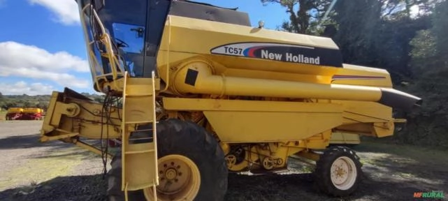 Imagem Colheitadeira New Holland - TC57, 3369 horas. Fabricação 2000 Imagem Colheitadeira New Holland - TC57, 3369 horas. Fabricação 2000