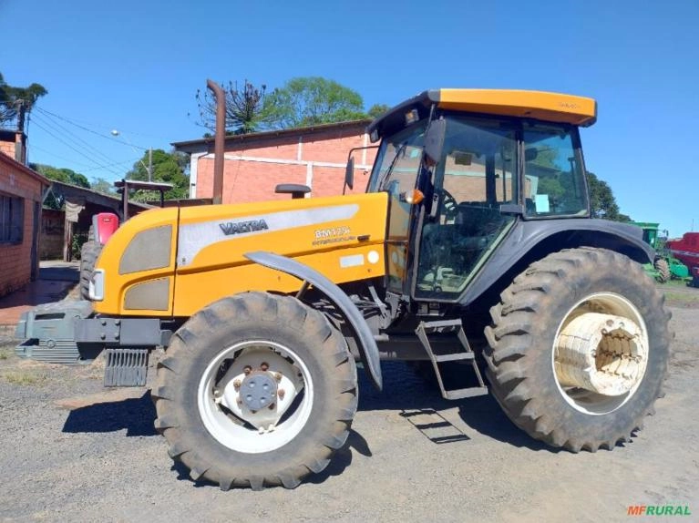Trator Valtra BM 125i Cabinado.= Ano 2015 Imagem Trator Valtra BM 125i Cabinado.= Ano 2015