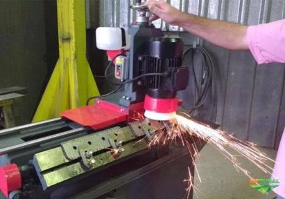 Imagem Afiador de facas e lâminas Lippel AFI 650 para picadores, navalhas, plainas, etc Imagem Afiador de facas e lâminas Lippel AFI 650 para picadores, navalhas, plainas, etc