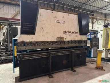 Imagem DOBRADEIRA HIDRÁULICA CNC – MARCA STRONG Imagem DOBRADEIRA HIDRÁULICA CNC – MARCA STRONG