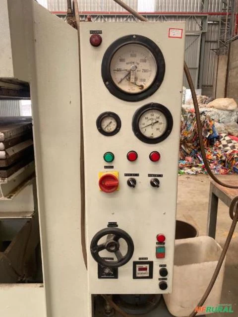 Prensa de chapas - plásticas e madeira Imagem Prensa de chapas - plásticas e madeira