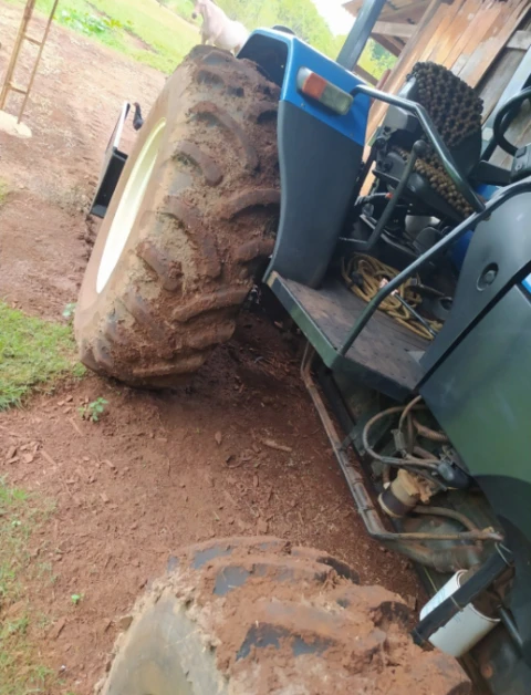Imagem Trator New Holland TL 75 E 4x4 ano 15 Imagem Trator New Holland TL 75 E 4x4 ano 15