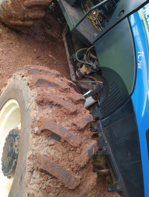 Imagem Trator New Holland TL 75 E 4x4 ano 15 Imagem Trator New Holland TL 75 E 4x4 ano 15