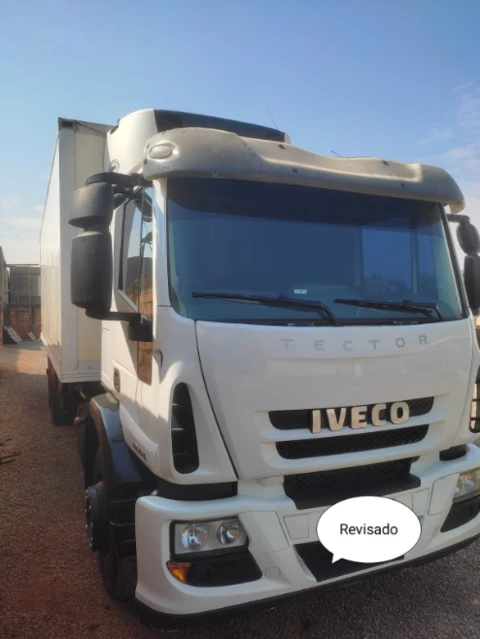 Caminhão Iveco Tector 240E25 Plataforma 6x2 ano 10