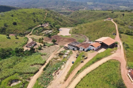 Fazenda para gado e cultivo de cana-de-açucar com 120 ha e indústria/engenho de cachaça