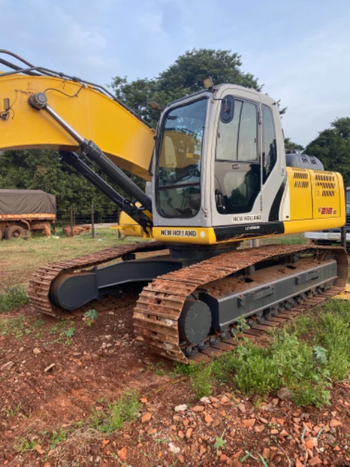 ESCAVADEIRA NEW HOLLAND E215B 2014