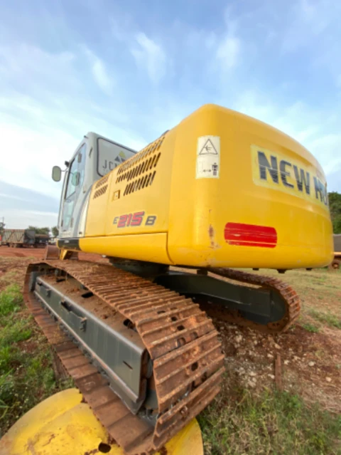 ESCAVADEIRA NEW HOLLAND E215B 2014