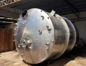 Tanque de aço inox com capacidade de 30000 litros cada com agitador.