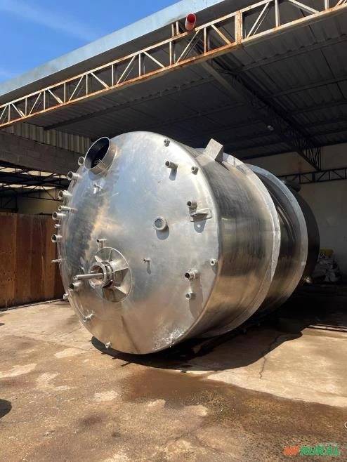 Tanque de aço inox com capacidade de 30000 litros cada com agitador.