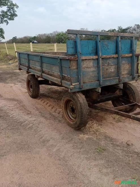 Carreta de 4 rodas de madeira