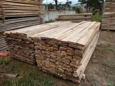 Madeira serrada de eucalipto Imagem Madeira serrada de eucalipto