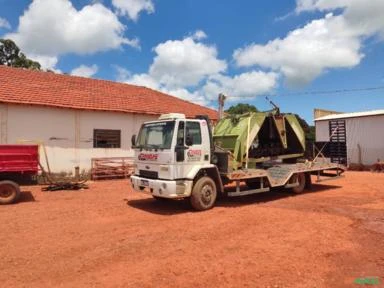 Caminhão prancha - Serviço de transporte de maquinário agrícola