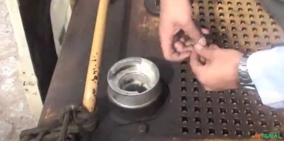 Imagem Trava Antifurto Combustível Motoniveladora Caterpillar Imagem Trava Antifurto Combustível Motoniveladora Caterpillar