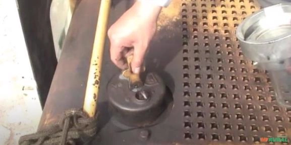 Imagem Trava Antifurto Combustível Carregadeira Caterpillar Imagem Trava Antifurto Combustível Carregadeira Caterpillar