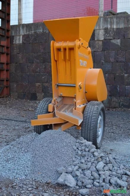 Britador de entulho - Semi novo 6 meses de uso - valor para vender rápido Imagem Britador de entulho - Semi novo 6 meses de uso - valor para vender rápido