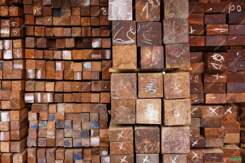 Teca serrada bruta Imagem Teca serrada bruta