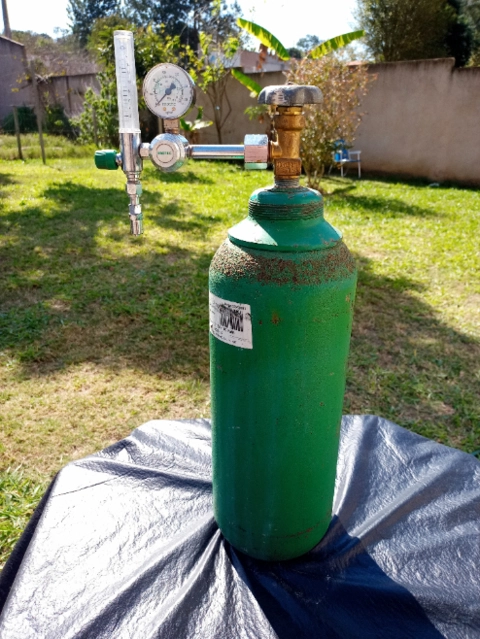 Cilindro de oxigênio 7 litros com regulador Imagem Cilindro de oxigênio 7 litros com regulador