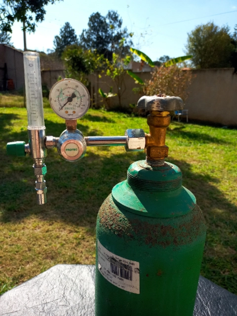 Imagem Cilindro de oxigênio 7 litros com regulador Imagem Cilindro de oxigênio 7 litros com regulador