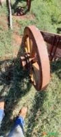 Conjunto 2 rodas de carroça antiga de madeira
