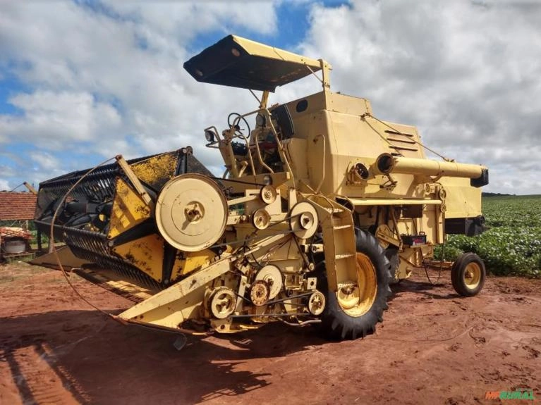 Colheitadeira New Holland 4040 Imagem Colheitadeira New Holland 4040