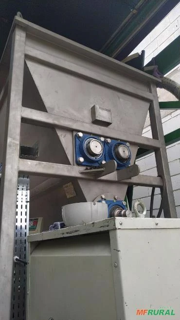 Silo - Moega 2M³ - em aço inox - com rosca dosadora e agitadores Imagem Silo - Moega 2M³ - em aço inox - com rosca dosadora e agitadores