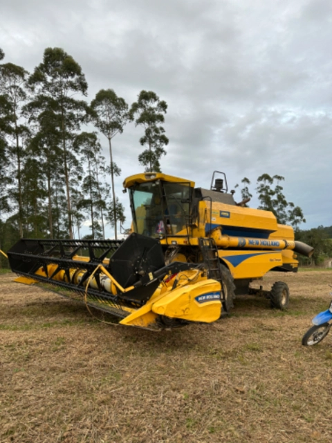 Colheitadeira New Holland traçada 2018 e plataforma de soja 20 pés Imagem Colheitadeira New Holland traçada 2018 e plataforma de soja 20 pés