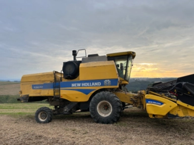 Imagem Colheitadeira New Holland traçada 2018 e plataforma de soja 20 pés Imagem Colheitadeira New Holland traçada 2018 e plataforma de soja 20 pés