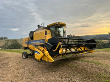 Imagem Colheitadeira New Holland traçada 2018 e plataforma de soja 20 pés Imagem Colheitadeira New Holland traçada 2018 e plataforma de soja 20 pés