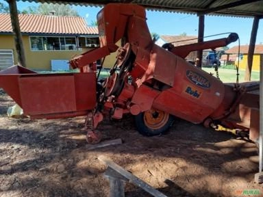 Recolhedora de feijão/Urucum Imagem Recolhedora de feijão/Urucum