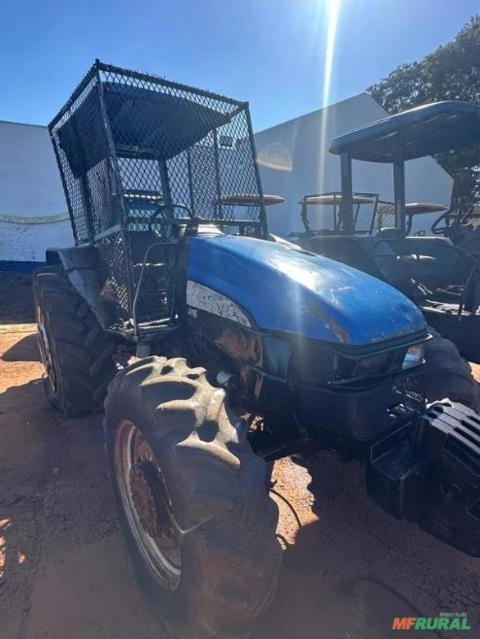 Trator de Pneus New Holland TL 75E 4x4 - Lote 54 Imagem Trator de Pneus New Holland TL 75E 4x4 - Lote 54
