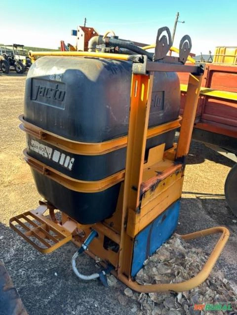 Pulverizador Jatão Bert 600 Litros Canhão Ano 2011 - Lote 117 Imagem Pulverizador Jatão Bert 600 Litros Canhão Ano 2011 - Lote 117