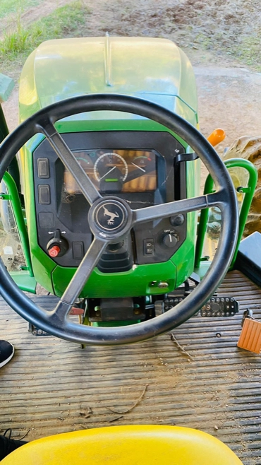 Imagem Trator John Deere 5080 E 4x4 ano 20 Imagem Trator John Deere 5080 E 4x4 ano 20