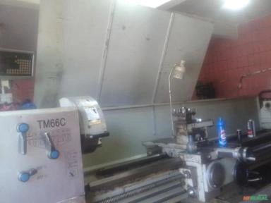 Torno mecânico robusto de três metrôs de barramento Imagem Torno mecânico robusto de três metrôs de barramento