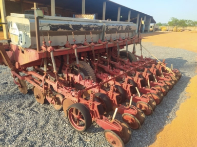 Plantadeira Semeato Pivotante 8 linhas Imagem Plantadeira Semeato Pivotante 8 linhas