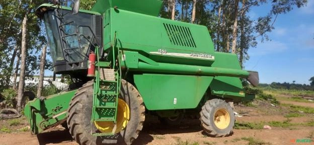 COLHEDORA JOHN DEERE 1550 COM PLATAFORMA DE SOJA Imagem COLHEDORA JOHN DEERE 1550 COM PLATAFORMA DE SOJA