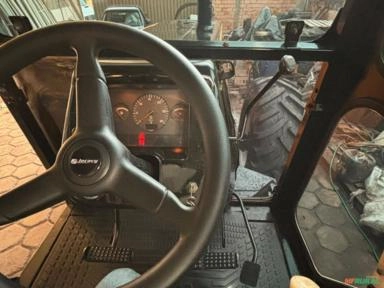 Imagem Trator Bh 180 com Auto Carregável Tmo, 7mt. Imagem Trator Bh 180 com Auto Carregável Tmo, 7mt.