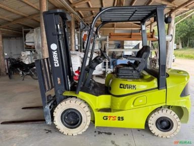 Empilhadeira Clark GTS25 Diesel 2022 – Apenas 555 Horas Imagem Empilhadeira Clark GTS25 Diesel 2022 – Apenas 555 Horas