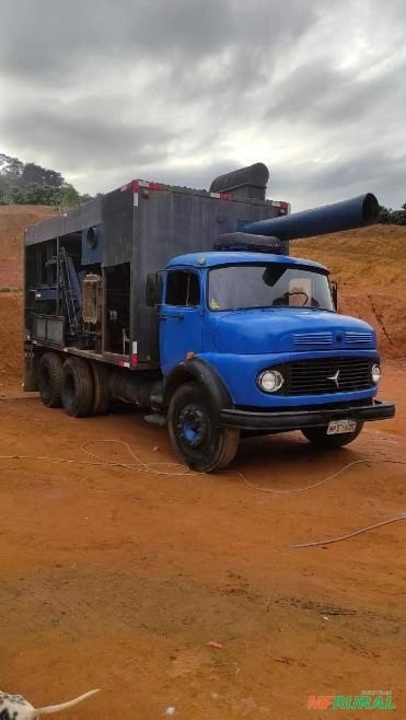 Caminhão 11.13 com Máquina Pinhalense N.6 Imagem Caminhão 11.13 com Máquina Pinhalense N.6