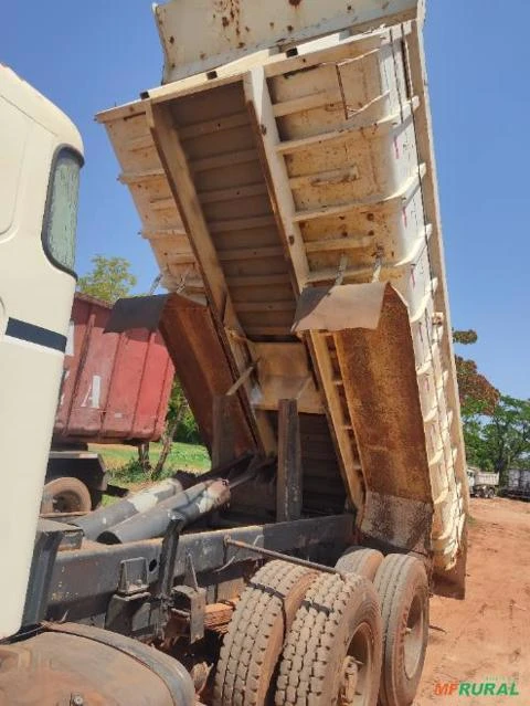 Caminhão caçamba Volvo 4x2