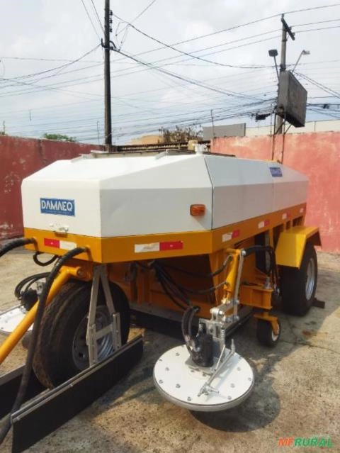 Varredora Mecânica Rebocável - Semi-Nova Imagem Varredora Mecânica Rebocável - Semi-Nova