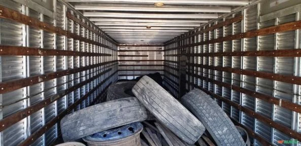 Carreta Reboque Baú Randon - Dois Eixos de 13,3mts de comprimento